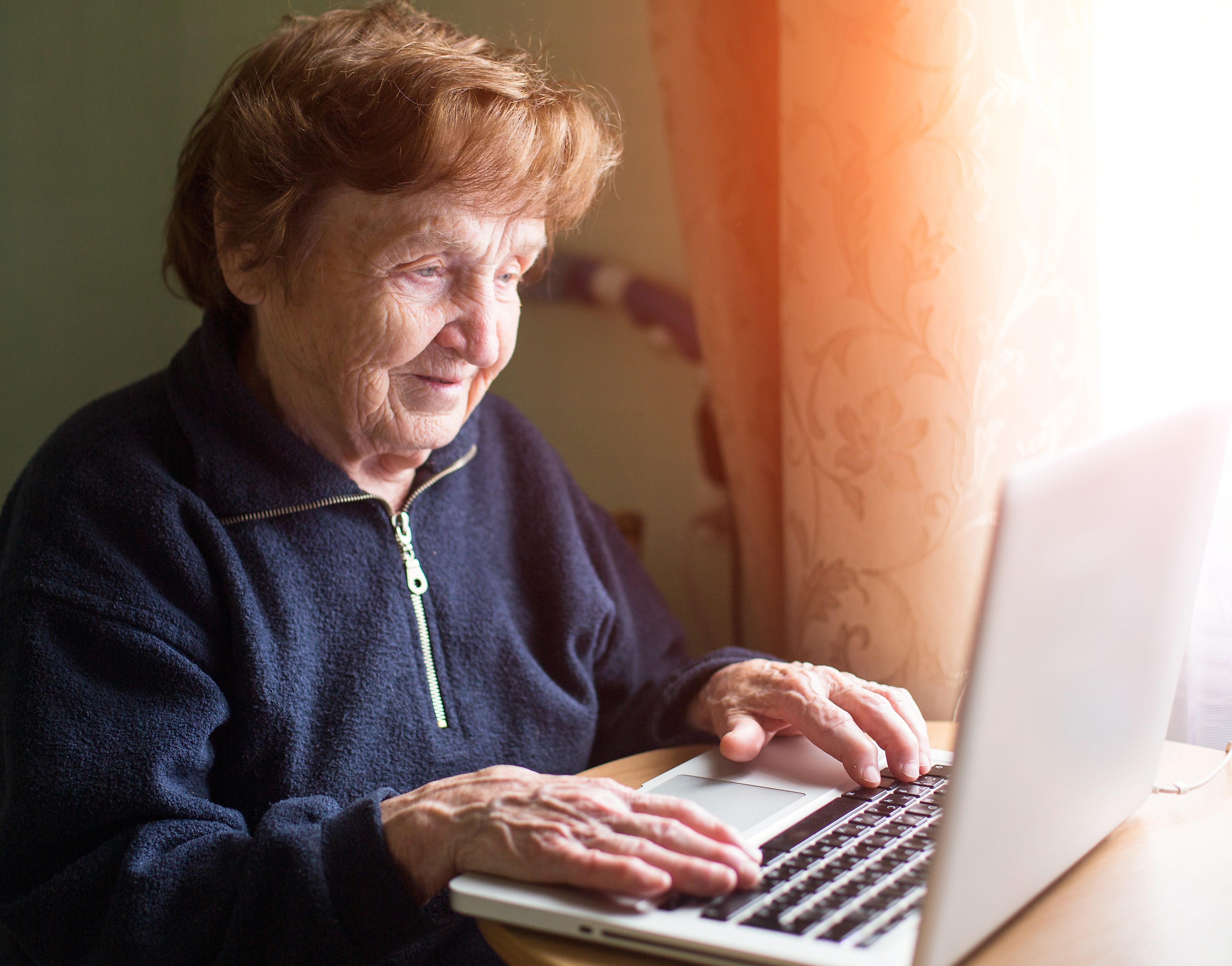 Пенсионерка т. Пожилые за компьютером. Пенсионерка в интернете. Бабка за компьютером. Пожилая женщина с ноутбуком.