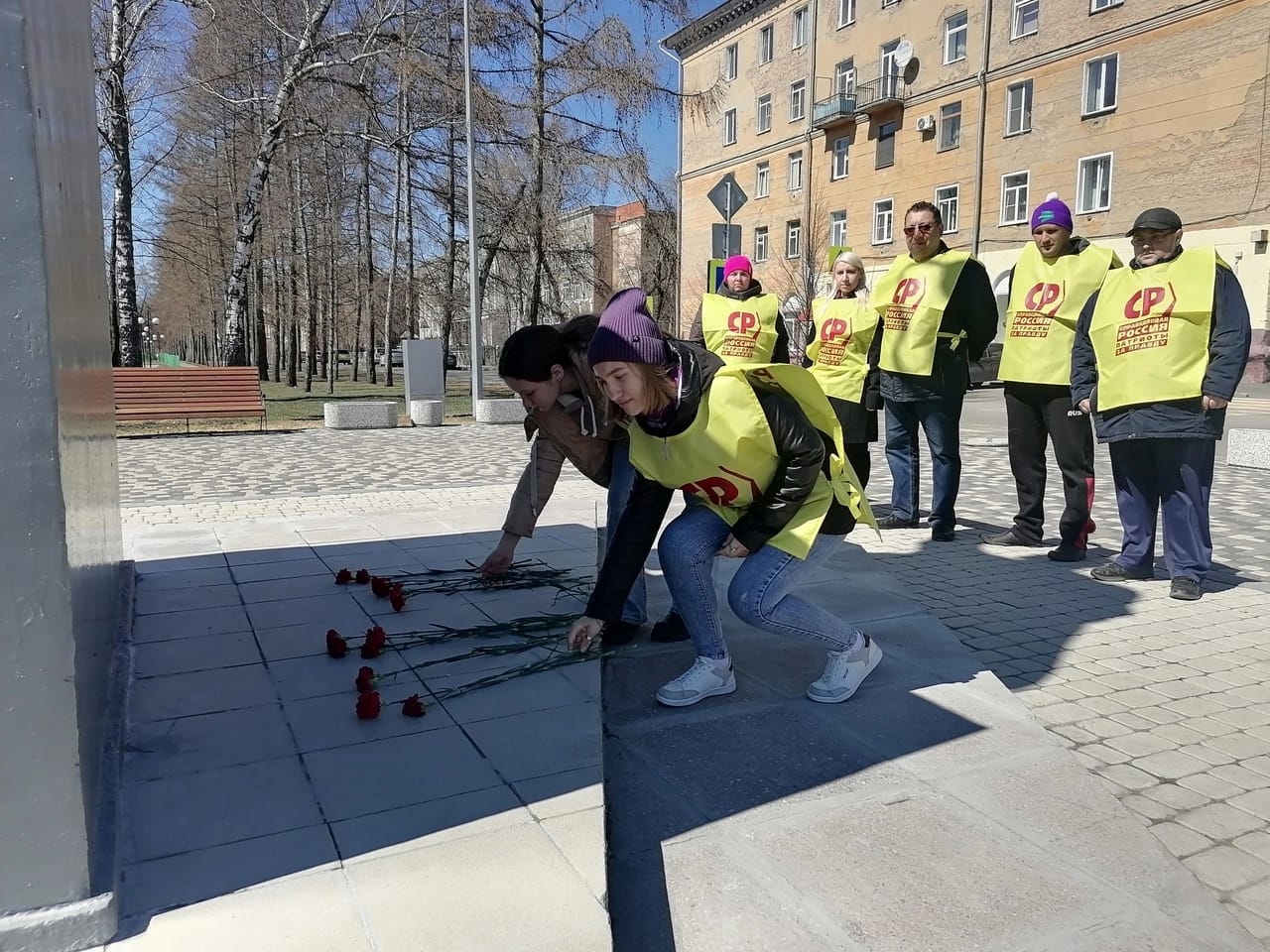 Социалисты Кузбасса возложили цветы к мемориалам в честь тех, кто ковал  Победу на фронте и в тылу | 09.05.2023 | Кемерово - БезФормата